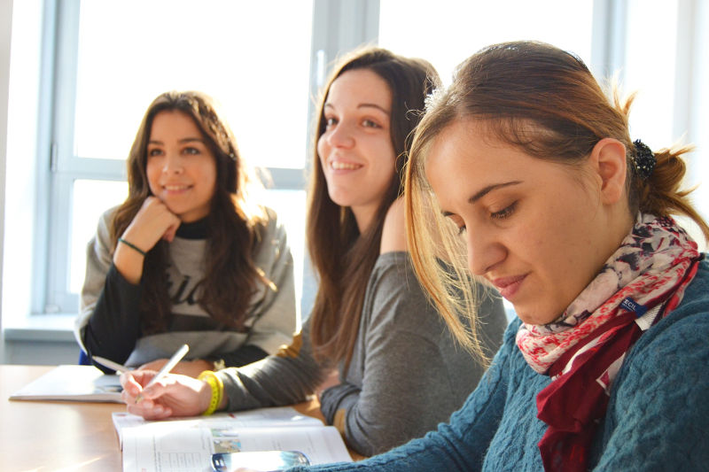 Chicas en clases particulares