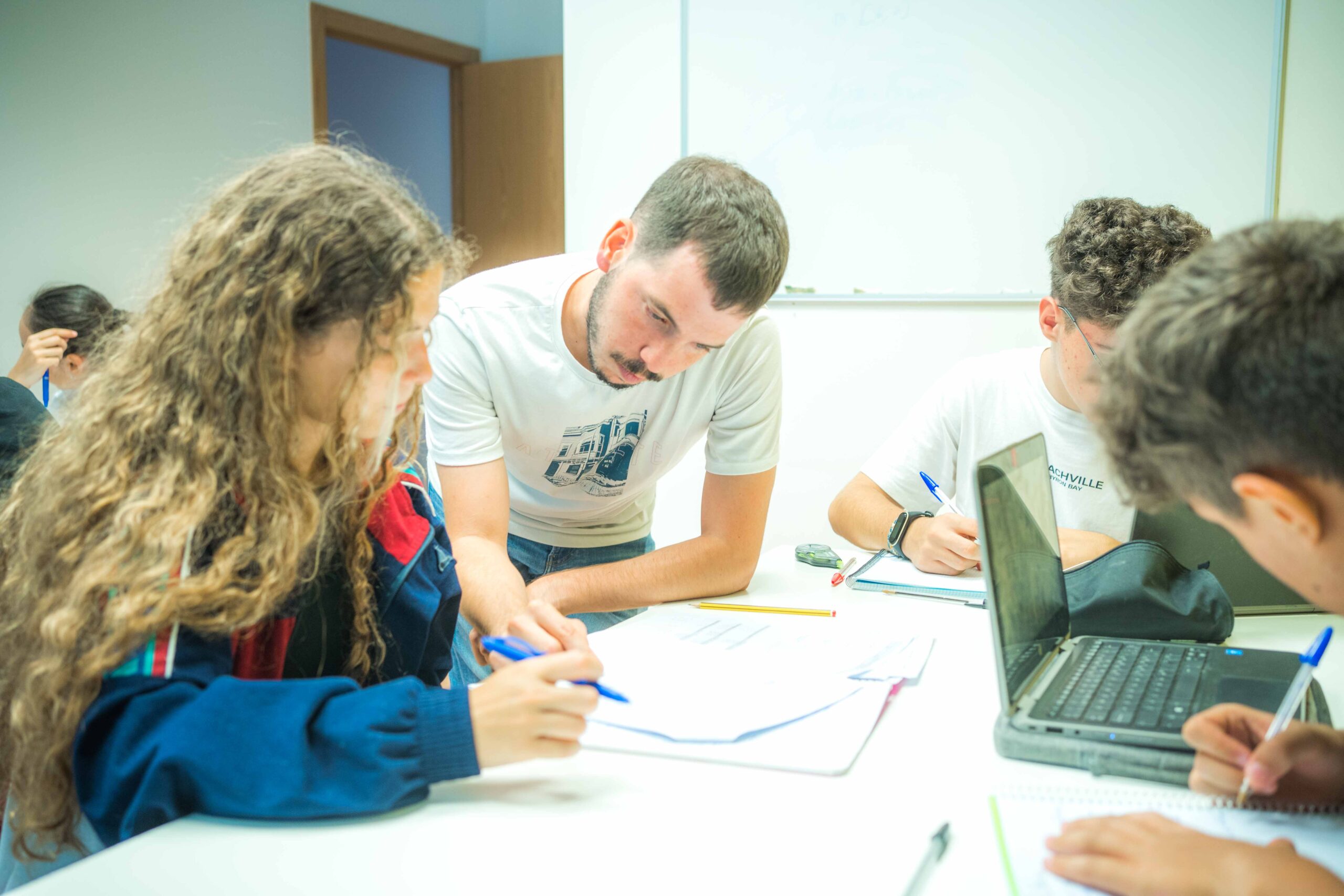 profesor atiende las dudas de una alumna