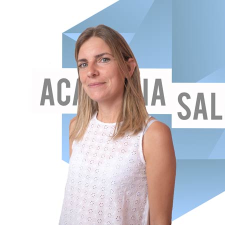 Ainhoa con el logo de academia salburua de fondo