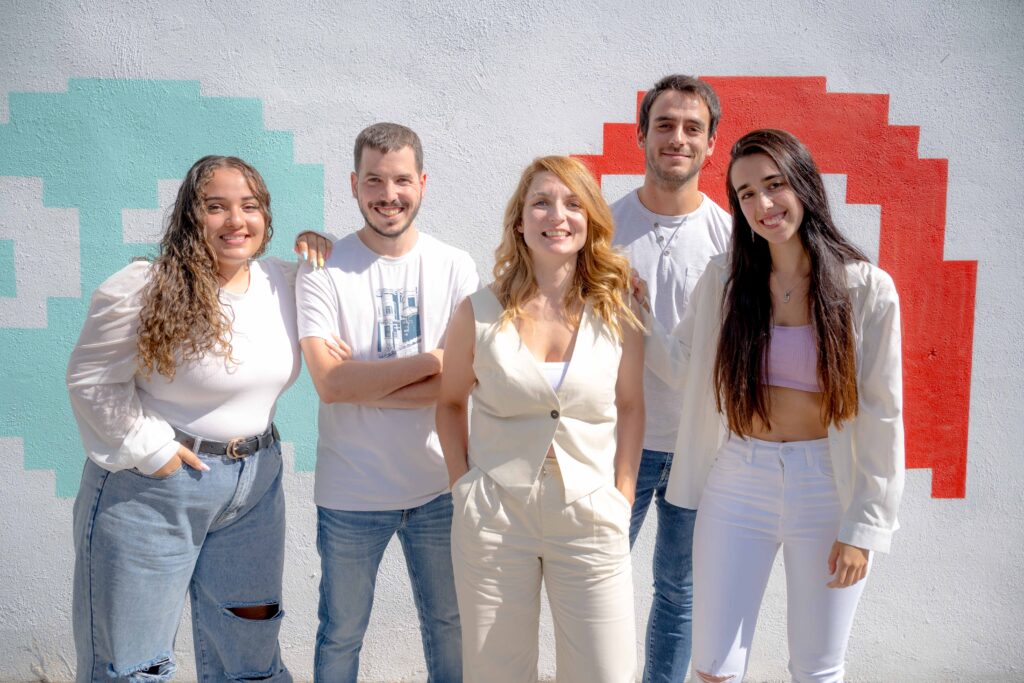 el equipo de la academia salburua cuatro profesores y la dueña de la academia