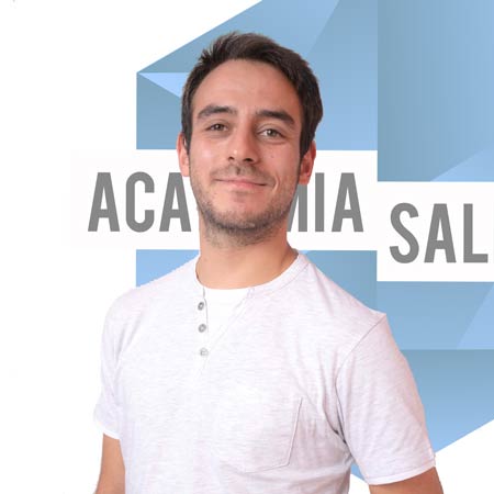 Josu con el logo de academia salburua de fondo