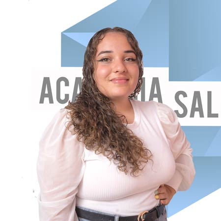 Nayla con el logo de academia salburua de fondo