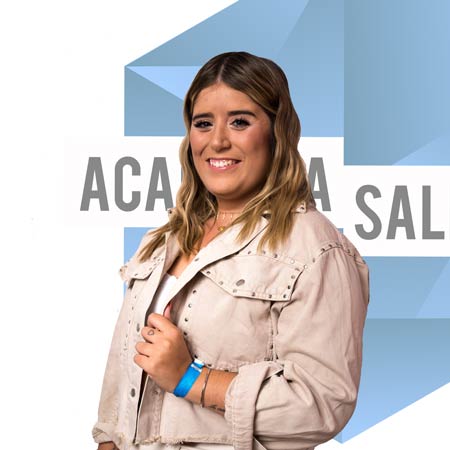 Sara con el logo de academia salburua de fondo